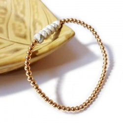 Armband mit goldenen Perlen und facettiertem Howlith
