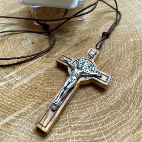 Houten kruis hanger heilige Benedictus met kleine doos