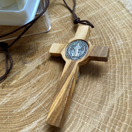 Pendentif croix de Saint Benoît en bois avec boîte