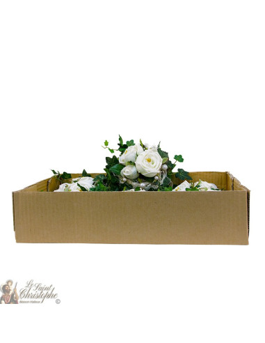 Ramo de flores en corona blanca
