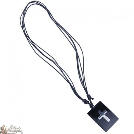 collar de cordón - placa de color negro con la cruz